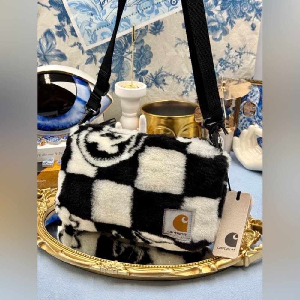 🆕 CARHARDTT WIP 🧿 NWT PLAINS Strap Bag, Joyride Jacquard, Black White Sherpa - Picture 4 of 11